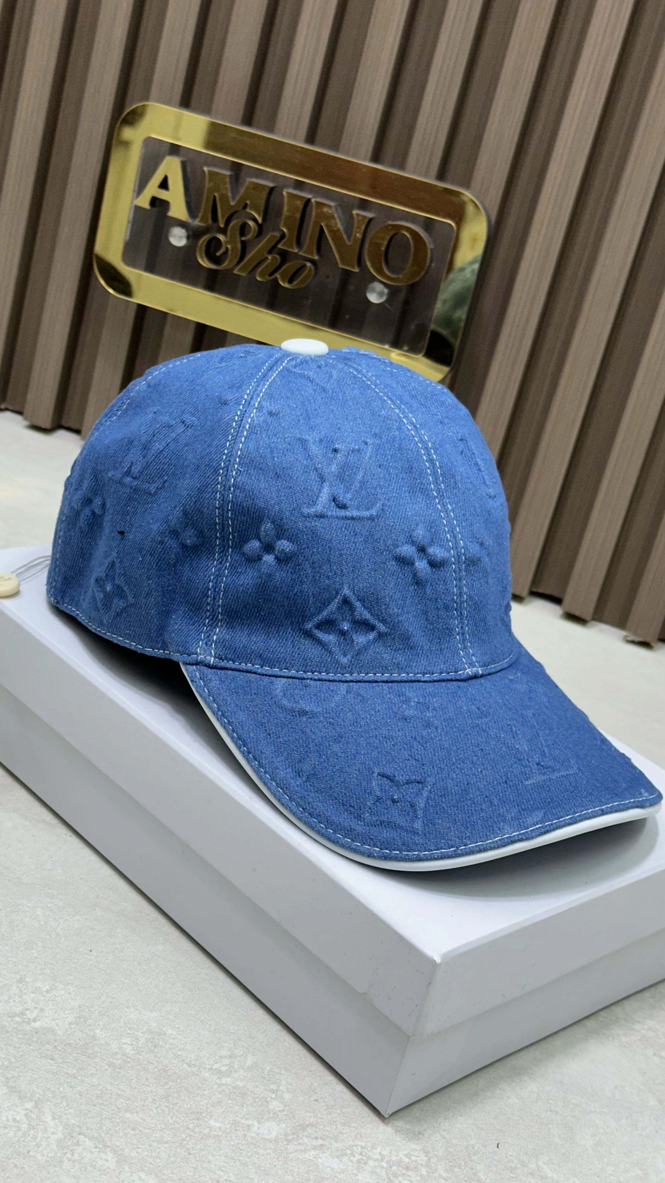 Jean hat LV