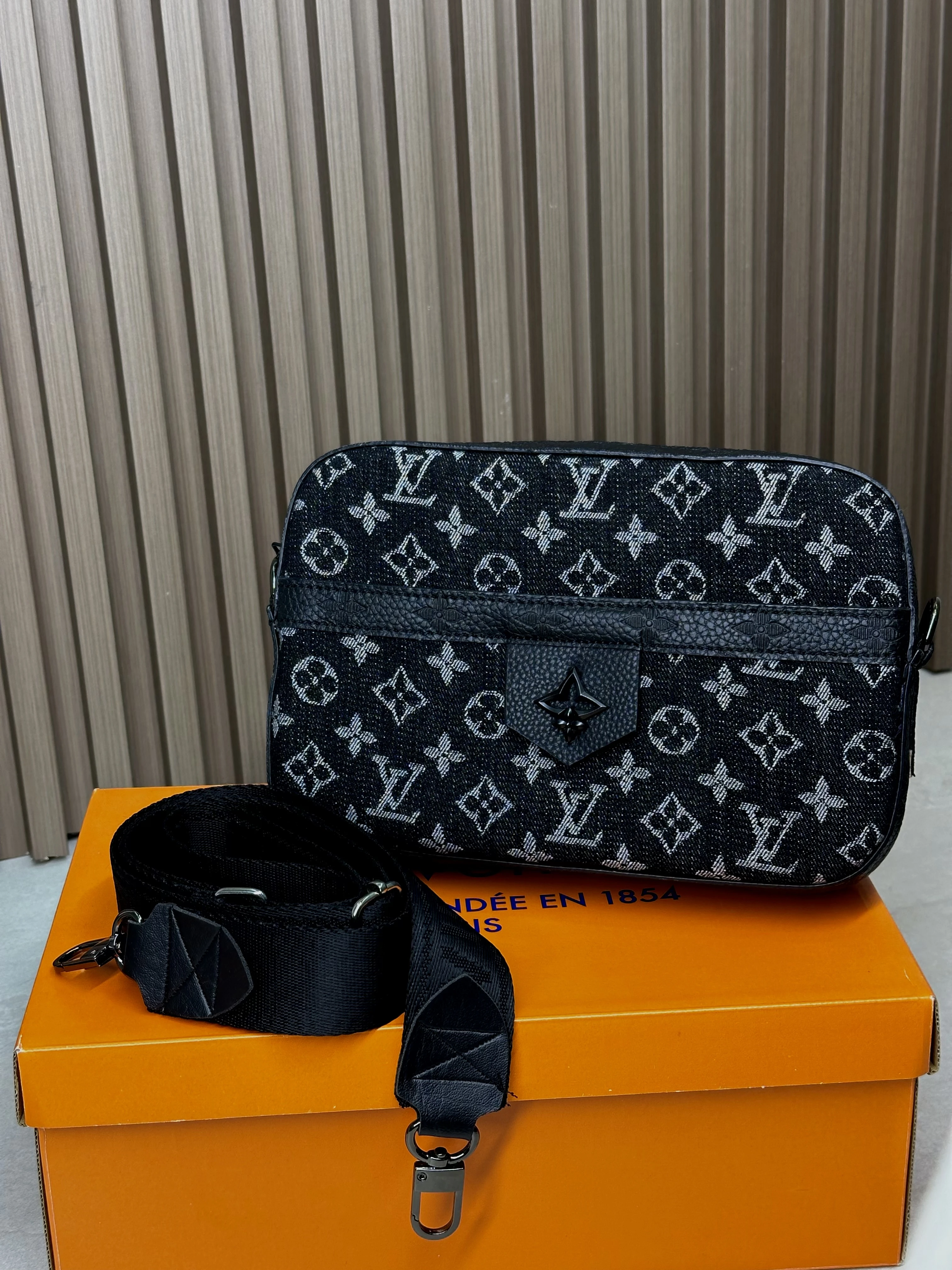Sacoche LV noir jeans